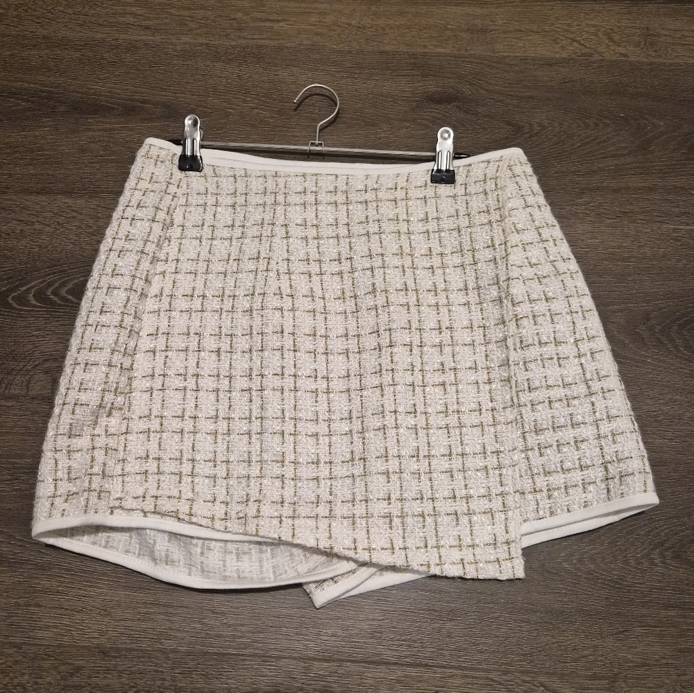 Chic White and Gold Tweed Skort